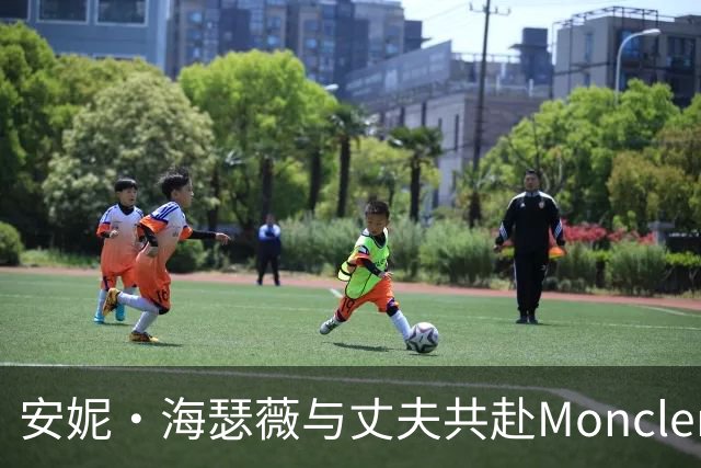 安妮·海瑟薇与丈夫共赴Moncler大秀，孕肚牛仔造型独具魅力